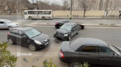 İctimai TV-nin önündə 3 avtomobil toqquşdu