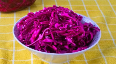 Bazarlarda satılan bu qidaya İran boyaları vurulurmuş: İştahla yeyirik - VİDEO