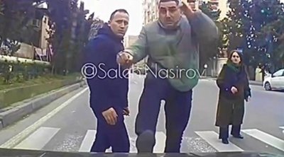 Piyada keçidində maşının üstünə tullandı - Polis araşdırır - VİDEO