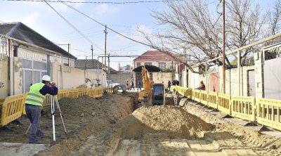 7 küçədə su və kanalizasiya xətlərinin yeri dəyişdirildi &ndash; Üzərində evlər tikilibmiş - FOTO/VİDEO