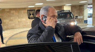 Netanyahu qapalı kameralı telefondan istifadə edir &ndash; FOTO