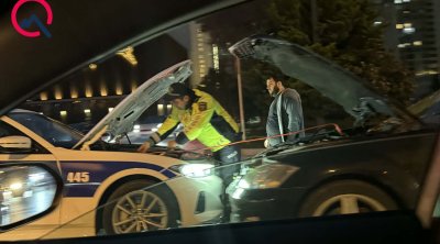 Polis yolda qalan sürücüyə belə kömək etdi - FOTO