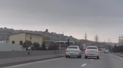 Yolda sürət yarışı təşkil edən sürücülər SAXLANILDI &ndash; VİDEO