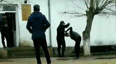 Məktəb direktoru şagirdi döyüb? &ndash; VİDEO