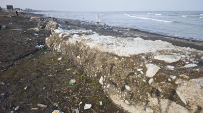 Lənkəranda Xəzər dənizi geri çəkildi &ndash; Görün suyun altından nə çıxdı?
