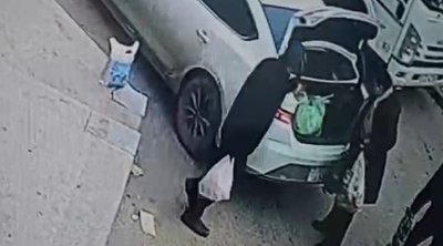 Marketdə “kömək etdiyi” qadını soydu – ANBAAN VİDEO