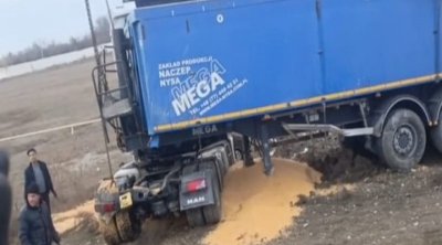 Ucarda buğda daşıyan yük maşını qəzaya düşdü - Yaralı var - FOTO