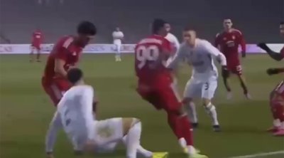 &ldquo;Qarabağ&rdquo;ın oyunçusuna qarşı sərt oynadı, hakim &ldquo;qırmızı&rdquo; vermədi - VİDEO