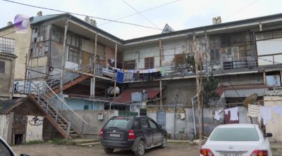 Cənazə 2-ci mərtəbədən düşürüləndə pilləkən qırıldı – Zabrat sakinləri təhlükə içində - VİDEO