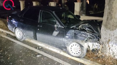 Gəncədə avtomobil ağaca çırpıldı - Xəsarət alan var - FOTO