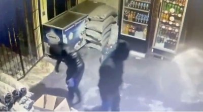 Ucarda maskalı şəxslər mağazadan oğurluq etdilər &ndash; FOTO/VİDEO