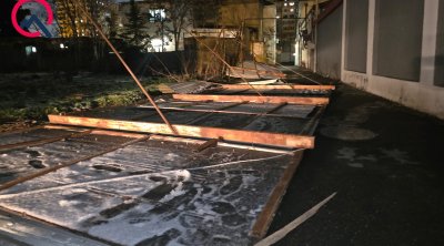 Güclü külək Yasamalda fəsadlar törətdi - Gediş-gəliş çətinləşdi - FOTO
