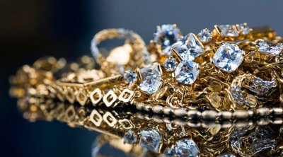 Dubaydan Bakıya brilyant və qızılı qanunsuz gətirmək istədi - FOTO