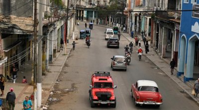 Bu ölkədə yanacaq böhranı - Hotellər, dövlət qurumları bağlanır
