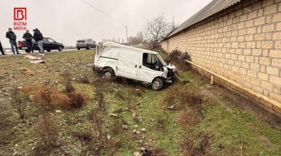 Ucarda avtomobil xəndəyə düşdü - FOTO