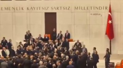 Türkiyə Böyük Millət Məclisində DAVA DÜŞDÜ - ANBAAN VİDEO