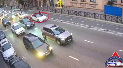 Bakıda icazə verilməyən yerlərdə maşın saxlayan sürücülər sıxlıq yaratdı &ndash; VİDEO