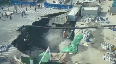 Çində yol üzərindəkilərlə birgə çökdü &ndash; VİDEO