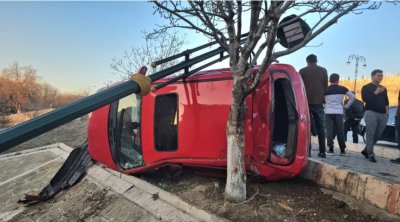 Avtomobil işıq dirəyinə çırpıldı - 2 yaralı var - FOTO