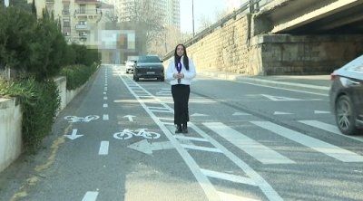 Bakıda absurd mənzərə: Piyada zolağı var, amma keçməyə yer yoxdur &ndash; VİDEO