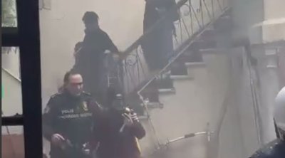 Yanğın baş verən binanın sakinləri belə təxliyə olundu – VİDEO