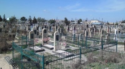 Azərbaycanda kişi qəbirdaşındakı yazıya görə yeznəsini MƏHKƏMƏYƏ VERDİ