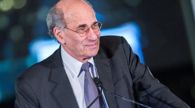 Nobel mükafatı laureatı Epşteynlə dostluğa görə vəzifəsindən istefa verdi