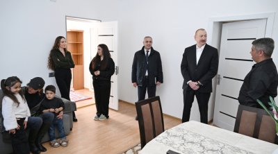 Prezident ailəsi ilə Xanabad kənd sakininin EVİNDƏ - FOTO