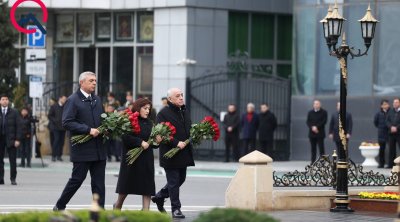 Rəsmilər Xocalı soyqırımı abidəsini ziyarət etdi - Fotolar