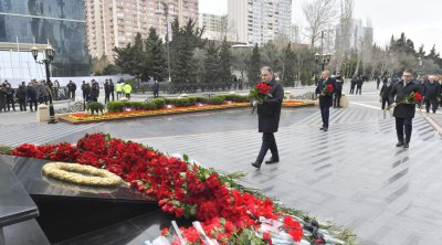 Müdafiə Sənayesi Nazirliyinin kollektivi Xocalı soyqırımı abidəsini ziyarət edib - FOTO