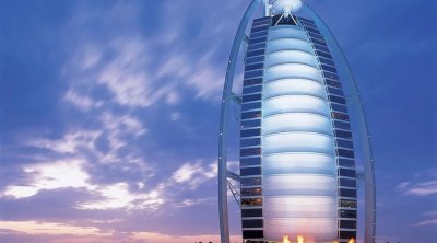 "Bürc əl-Ərəb" hoteli İranın hücumu zamanı zədələnib - VİDEO