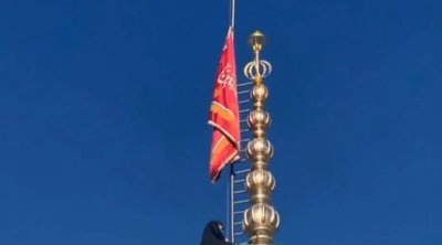 Qumda &ldquo;qisas bayrağı&rdquo; qaldırıldı - VİDEO