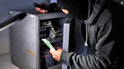 Məmurun evindən 340 min manat oğurladılar