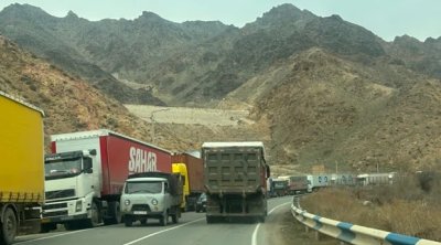 Ermənistan&ndash;İran sərhəd-keçid məntəqəsində yük maşınlarının kilometrlərlə növbəsi yaranıb &ndash; FOTO/VİDEO