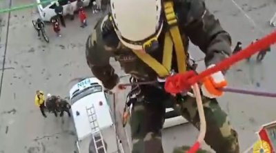 Xilasedicilər alpinist ləvazimatlarının köməyi ilə azyaşlını xilas etdilər - VİDEO