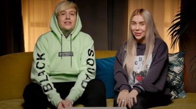 Tanınmış blogerə evlilik təklifi hokkey oyunu zamanı edildi - VİDEO