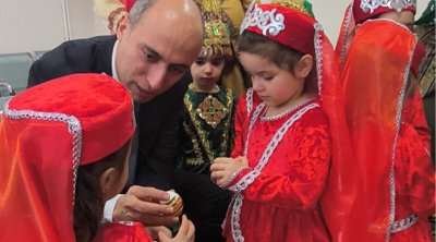 Emin Əmrullayev uşaqlarla yumurta döyüşdürdü &ndash; VİDEO