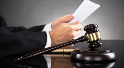 Özünü polis kimi təqdim edərək 133 mini ələ keçirdiyi deyilən şəxs HAKİM QARŞISINDA