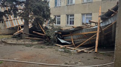 Güclü küləyin aşırdığı uşaq bağçasının dam örtüyü niyə bərpa edilmir? - AÇIQLAMA/FOTO