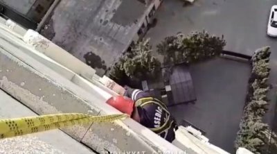 Bağlı qapı arxasında qalan azyaşlılar belə XİLAS EDİLDİ - VİDEO