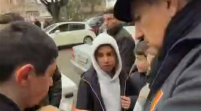 Paşinyan uşaqlara &ldquo;real Ermənistan&rdquo; xəritəsi hədiyyə etdi - VİDEO