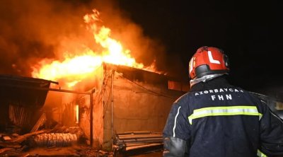 Sahibkarlar yanan Dərnəgül bazarından mallarını çıxarmağa çalışırlar - FOTO/VİDEO