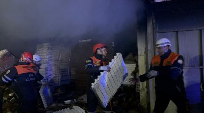 FHN əməkdaşları sahibkarlara mallarını çıxarmalarına köməklik göstərirlər - FOTO/VİDEO