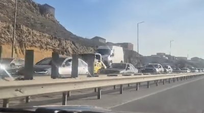 Bakının girişində uzun tıxac yarandı - AMBAAN VİDEO