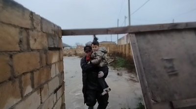 8 azyaşlı su basmış ərazilərdən təxliyə edildi &ndash; VİDEO
