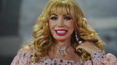 "Mənim kimi müğənni "Jiquli"də gəzməlidi?" - "Rolls-Royce" aldı