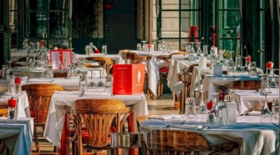 Restoranda DAVA - Qadın müştəri həmcinsini yaraladı