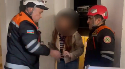 Liftdə köməksiz qalan qadın belə xilas edildi &ndash; VİDEO