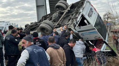 Türkiyədə ağır qəza: avtobusu piyada keçidinin dirəyinə çırpıldı - VİDEO
