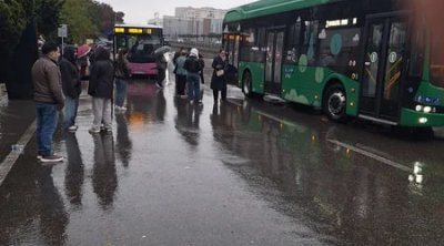 Bakıda avtobusların yolunu gözləyənlərin DİQQƏTİNƏ